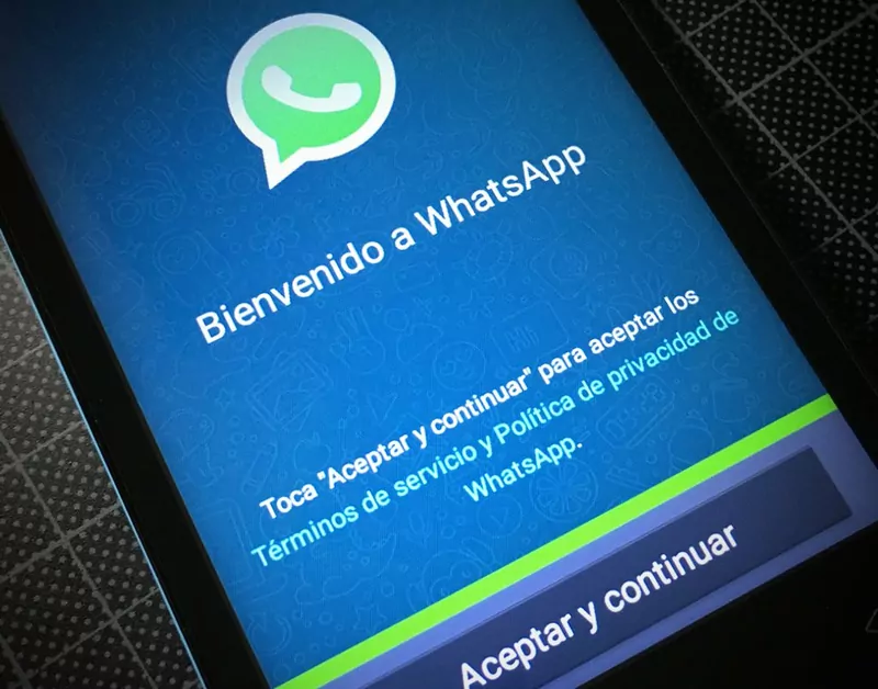 The welcome screen of the WhatsApp app in Spanish on a phone, with the green WhatsApp logo and an Accept and continue button